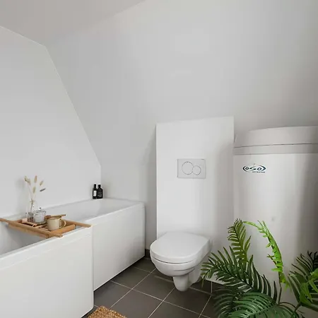 Sunny Balcony & Bathtub In *