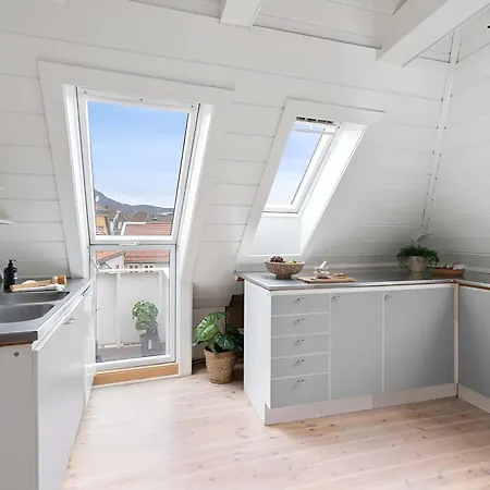 Sunny Balcony & Bathtub In *
