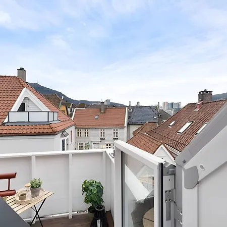 Sunny Balcony & Bathtub In *